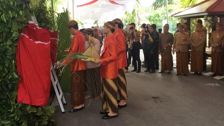 Melihat Jan Ethes yang Tenang Ikuti Prosesi Bleketepe Kahiyang Melihat Jan Ethes yang Tenang Ikuti Prosesi Bleketepe Kahiyang