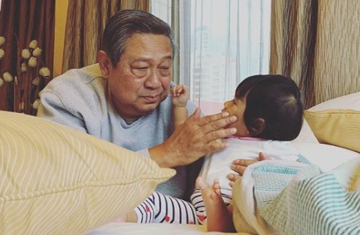 Main Bersama Cucunya, Wajah SBY Jadi Sorotan Netizen Main Bersama Cucunya, Wajah SBY Jadi Sorotan Netizen