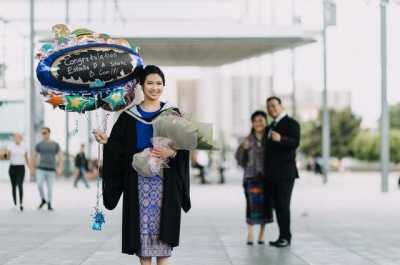 Wisuda Bikin Bangga, Ternyata Ini Alasan Tali Toga Dipindahkan dari Kiri ke Kanan