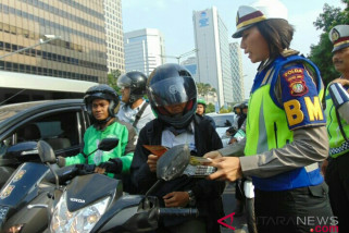 Suami-istri tolak ditilang dan rusak motor sendiri