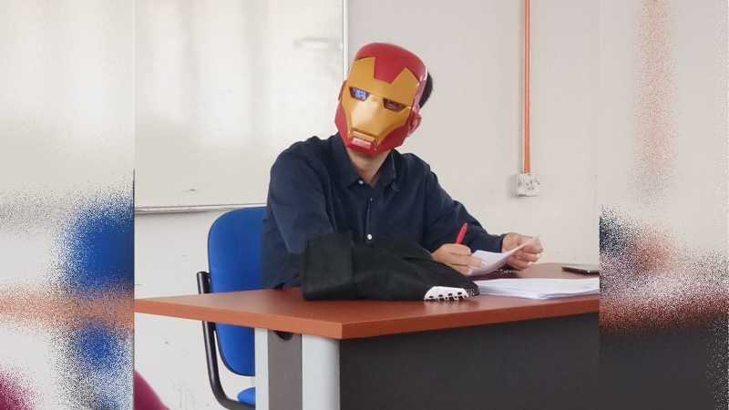 Dosen Ini Pakai Topeng Iron Man saat Mengajar, Kenapa ya? Dosen Ini Pakai Topeng Iron Man saat Mengajar, Kenapa ya?
