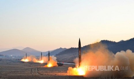 Kim Jong-un Pamerkan Rudal Balistik Antarbenua dalam Parade Militer