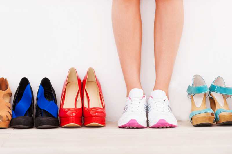 5 Kesalahan Saat Pakai Sepatu yang Bisa Menyebabkan Kaki Sering Sakit 5 Kesalahan Saat Pakai Sepatu yang Bisa Menyebabkan Kaki Sering Sakit