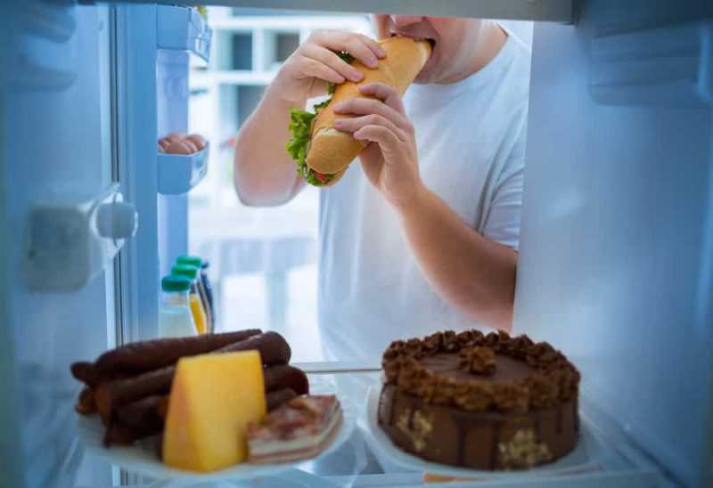 Ini Akibatnya Kalau Makan Sambil Berdiri Ini Akibatnya Kalau Makan Sambil Berdiri
