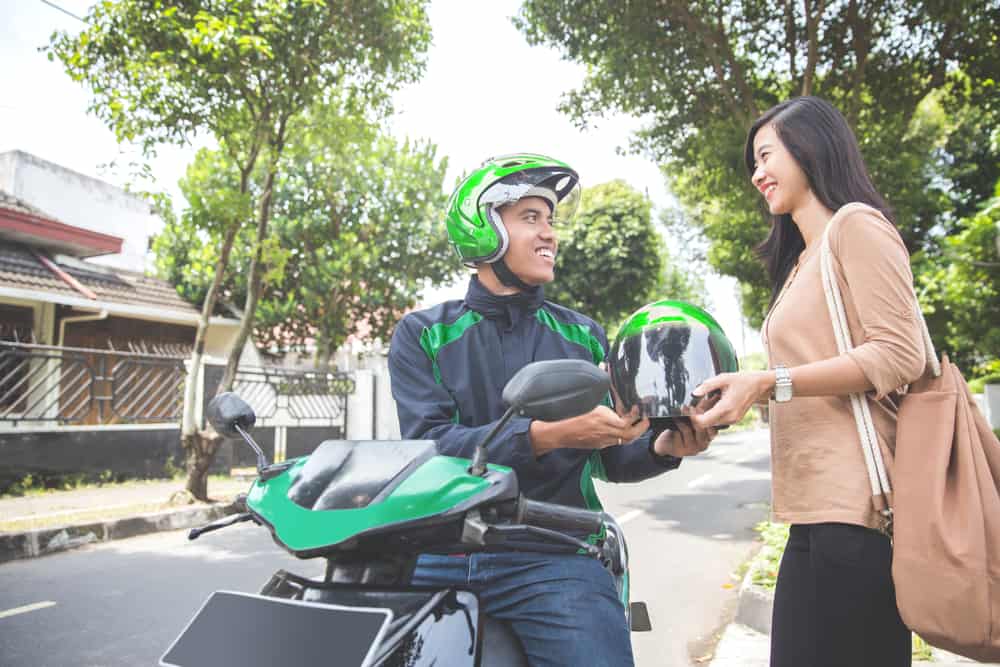 4 Risiko Kesehatan Akibat Sering Pinjam Meminjam Helm