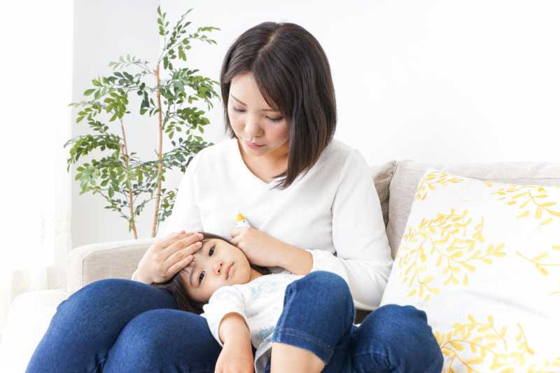 Kenapa Si Kecil Sering Sakit dan Demam? (Plus Tips Cepat Mengatasinya) Kenapa Si Kecil Sering Sakit dan Demam? (Plus Tips Cepat Mengatasinya)