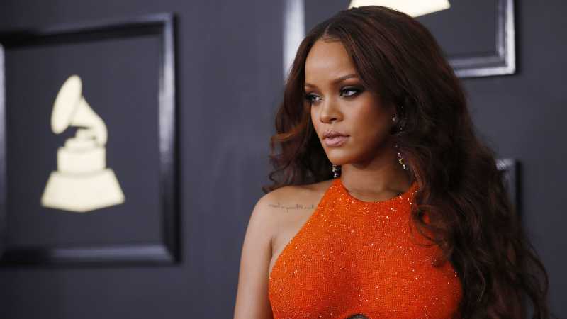 Pakai Cincin Berlian, Rihanna Tunangan? Pakai Cincin Berlian, Rihanna Tunangan?