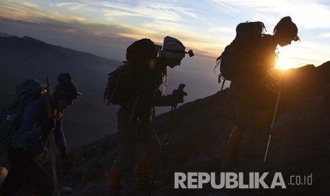 Pendakian Gunung Semeru Kembali Dibuka 