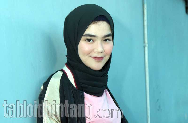 Sivia eks Blink Berhijab Setelah Dilamar Kekasih? Sivia eks Blink Berhijab Setelah Dilamar Kekasih?