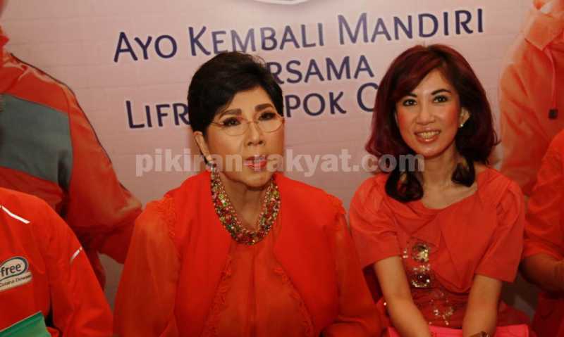 Titiek Puspa tak Malu Pakai Popok Titiek Puspa tak Malu Pakai Popok