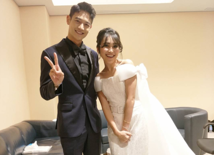Foto Bareng Ayu Ting Ting, Kaki Minho Shinee Bikin Salah Fokus Foto Bareng Ayu Ting Ting, Kaki Minho Shinee Bikin Salah Fokus