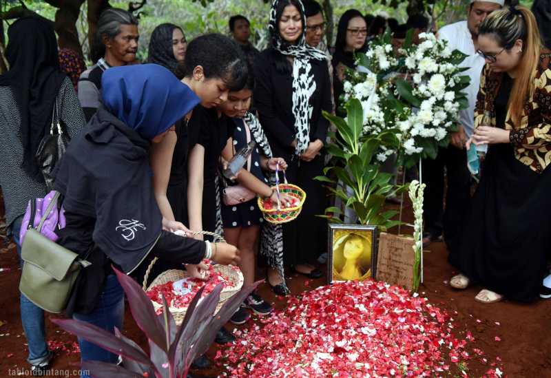 Yana Zein Dimakamkan Cara Islam, Perselisihan Keluarga Berakhir Yana Zein Dimakamkan Cara Islam, Perselisihan Keluarga Berakhir