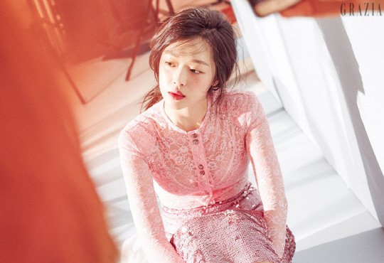 Kembali Foto Tanpa Bra, Sulli Bikin Netizen Salah Fokus Kembali Foto Tanpa Bra, Sulli Bikin Netizen Salah Fokus