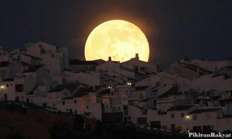Efek Supermoon Akibatkan Gelombang Tinggi Efek Supermoon Akibatkan Gelombang Tinggi