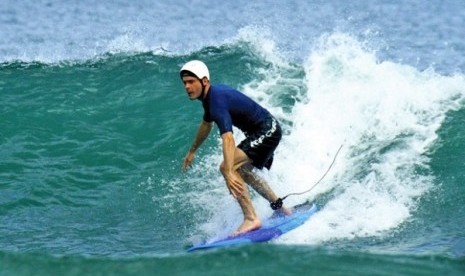Surfing di Bibir Lautan Pasifik 