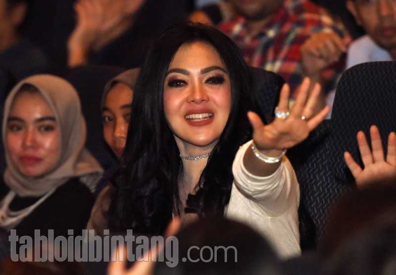 Cerita Syahrini Mulai Kurangi Waktu Bekerja Setelah Menikah