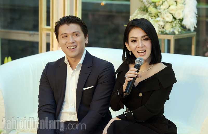 Syahrini - Reino Barack Hadiri Hijrahfest 2019, Begini Reaksi Teuku Wisnu Syahrini - Reino Barack Hadiri Hijrahfest 2019, Begini Reaksi Teuku Wisnu