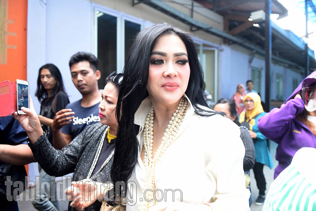 Unggah Foto Naik Jet, Syahrini Dituding Berbohong