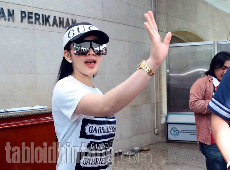 Kasus First Travel, Syahrini: Aku Terseret-seret Manja Kasus First Travel, Syahrini: Aku Terseret-seret Manja