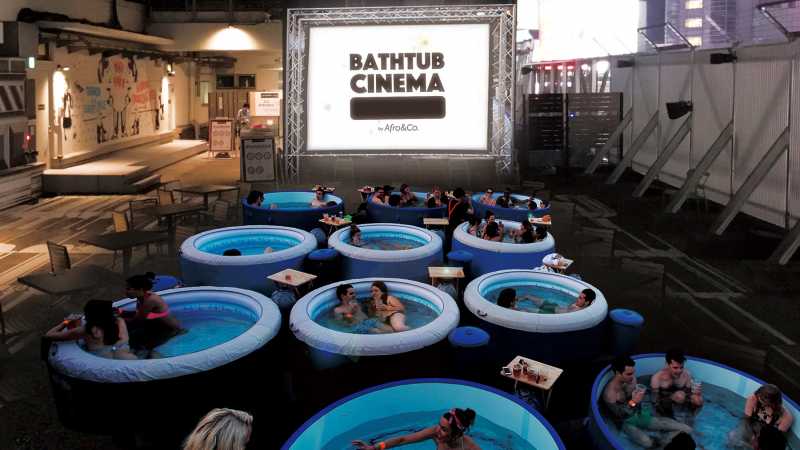 Bathtub Cinema, Cara Baru Nonton Film Sambil Berendam di Jepang Bathtub Cinema, Cara Baru Nonton Film Sambil Berendam di Jepang