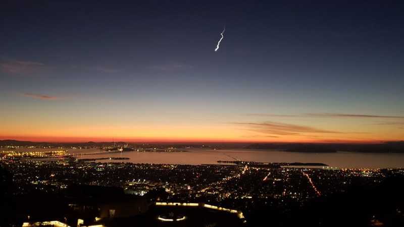 Cahaya Misterius Hiasi Langit California, Dari Mana Asalnya? Cahaya Misterius Hiasi Langit California, Dari Mana Asalnya?
