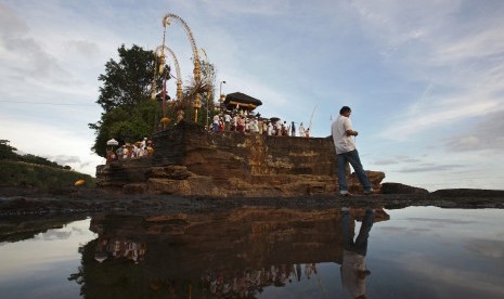 Ritual Pujawali Tarik Minat Wisatawan ke Tanah Lot