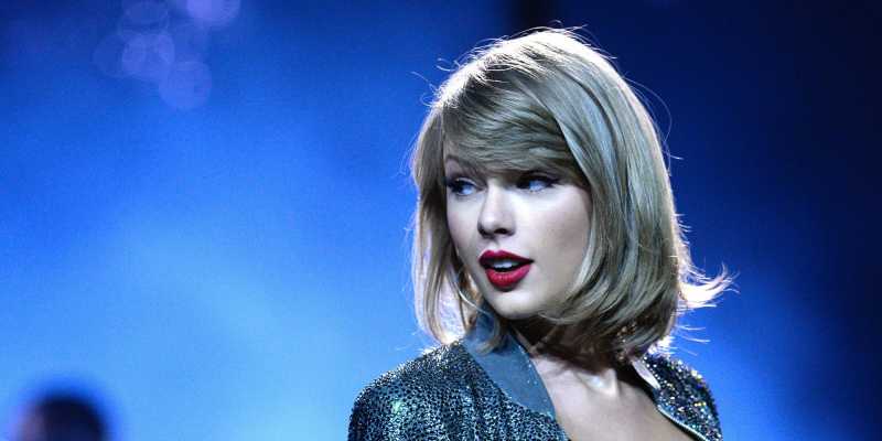 Taylor Swift Bantu Penggemarnya Membayar Uang Kuliah Sebesar Rp.56 Juta Taylor Swift Bantu Penggemarnya Membayar Uang Kuliah Sebesar Rp.56 Juta
