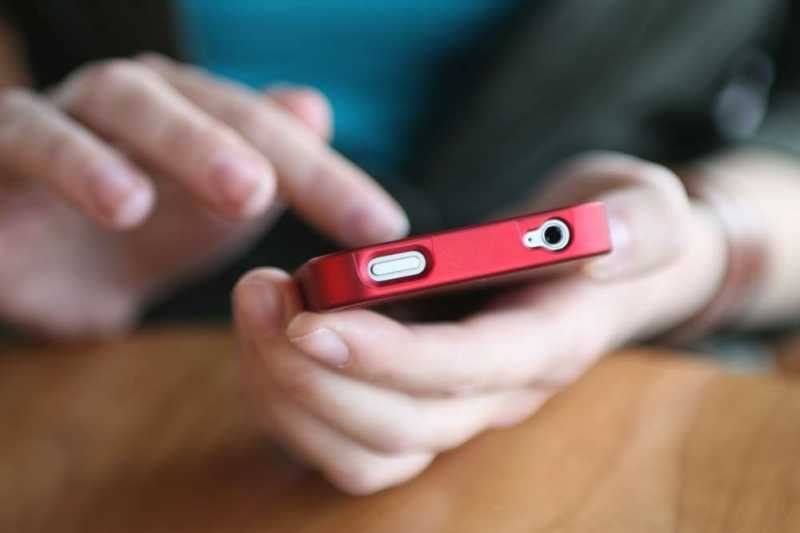 Terlalu Sering Mengecek Handphone Bisa Bikin Stres Terlalu Sering Mengecek Handphone Bisa Bikin Stres