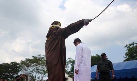 Pelaku Pelecehan Seksual Jalani Hukuman Cambuk