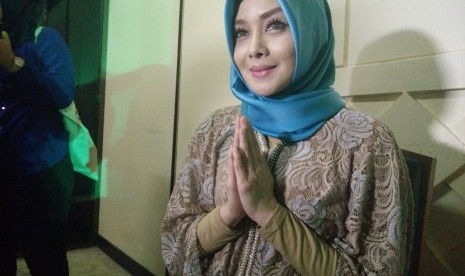 Terry Putri Bahagia Bisa Kumpul dengan Anak Yatim Terry Putri Bahagia Bisa Kumpul dengan Anak Yatim