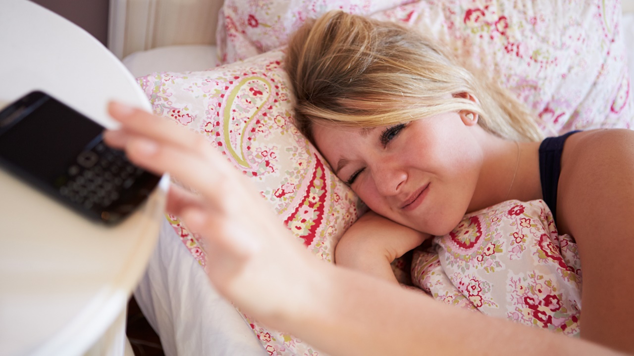 Berapa Jarak Aman Kita dengan Ponsel saat Tidur?