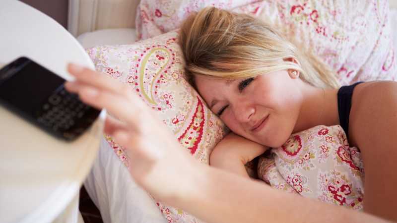 Berapa Jarak Aman Kita dengan Ponsel saat Tidur? Berapa Jarak Aman Kita dengan Ponsel saat Tidur?