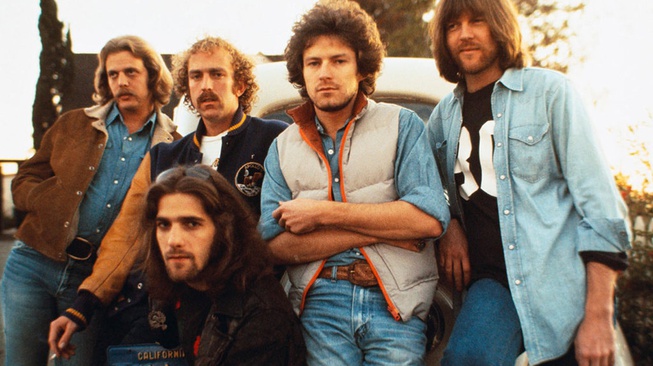 Hotel California dan Kutukan yang Menyertai The Eagles Hotel California dan Kutukan yang Menyertai The Eagles