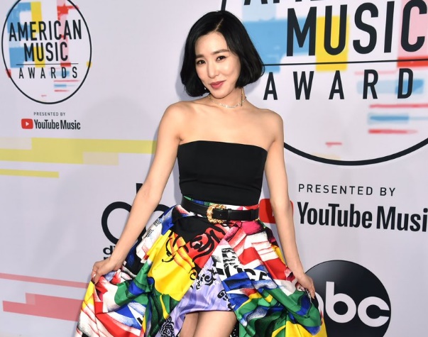 Bahagianya Tiffany Young Tampil di Red Carpet American Music Awards 2018 Bahagianya Tiffany Young Tampil di Red Carpet American Music Awards 2018