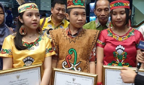 Kemendikbud Berikan Penghargaan Siswa Penemu Obat Kanker Kemendikbud Berikan Penghargaan Siswa Penemu Obat Kanker