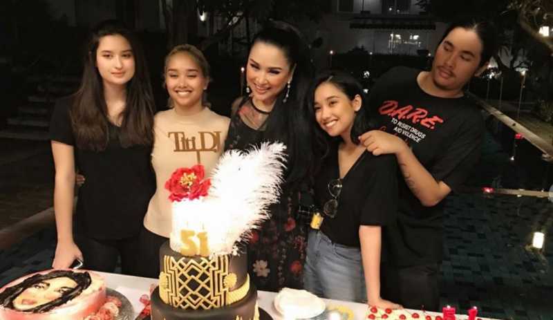 Anak-anak Titi DJ Tetap Kompak Meski Berbeda Bapak Anak-anak Titi DJ Tetap Kompak Meski Berbeda Bapak
