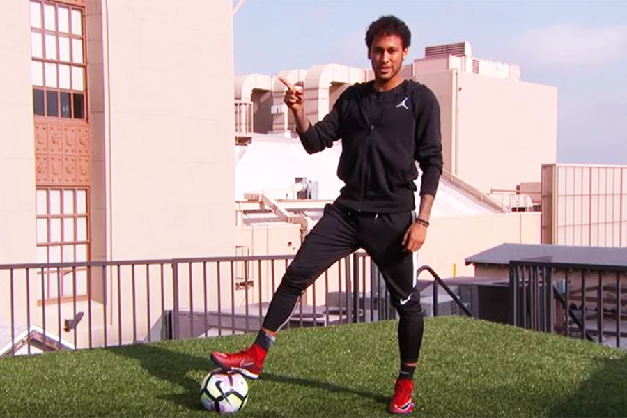 Tonton Neymar Jr. Mencetak Gol dari Atas Gedung