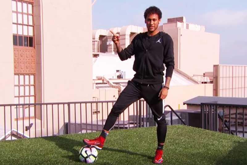 Tonton Neymar Jr. Mencetak Gol dari Atas Gedung Tonton Neymar Jr. Mencetak Gol dari Atas Gedung