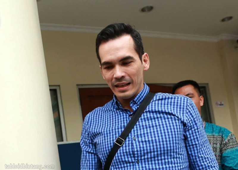 Atalarik Syach Ungkap Alasan Tidak Ingin Publikasikan Wajah Anak-anak Atalarik Syach Ungkap Alasan Tidak Ingin Publikasikan Wajah Anak-anak