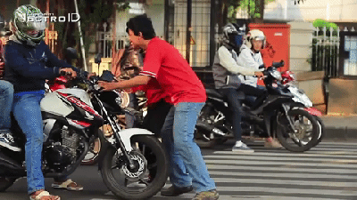 Melawan Pemotor yang Merenggut Hak Pejalan Kaki di Zebra Cross