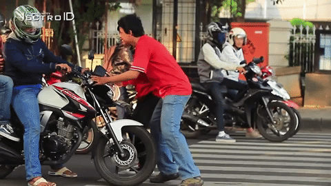 Melawan Pemotor yang Merenggut Hak Pejalan Kaki di Zebra Cross Melawan Pemotor yang Merenggut Hak Pejalan Kaki di Zebra Cross