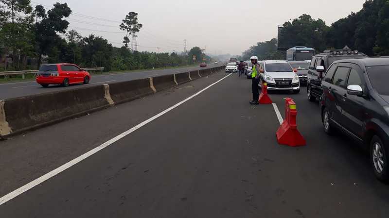 Kendaraan Antre 2 Km di Exit Tol Ciawi Menuju Kawasan Puncak Bogor Kendaraan Antre 2 Km di Exit Tol Ciawi Menuju Kawasan Puncak Bogor