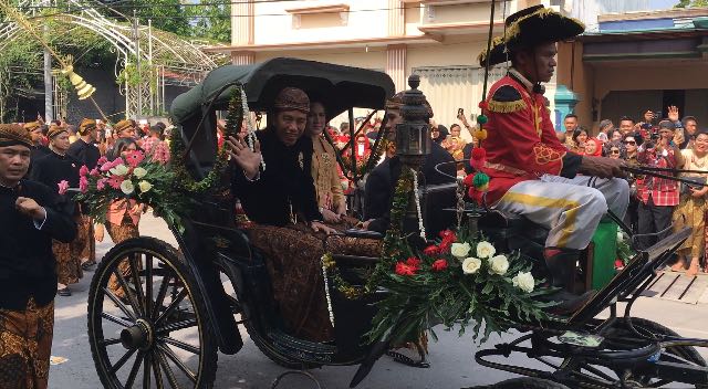 Naik Kereta Kencana, Jokowi Tiba di Lokasi Pernikahan Kahiyang