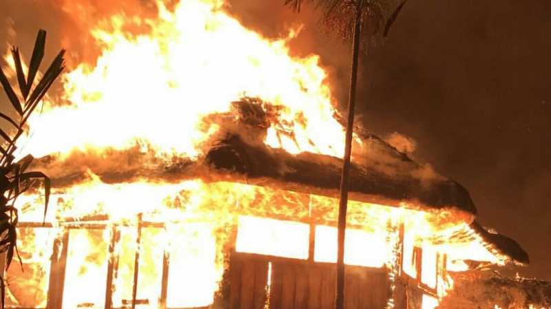 Nana Mirdad dan Suami Shock Rumahnya Terbakar Nana Mirdad dan Suami Shock Rumahnya Terbakar