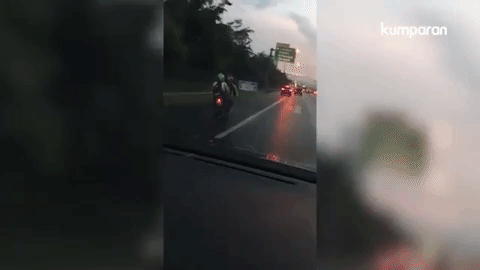 Pengendara Ojek Online Nyelonong di Tol Jagorawi Pengendara Ojek Online Nyelonong di Tol Jagorawi