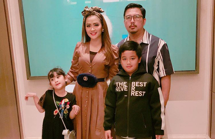 Vega Darwanti Terpisah dengan Suami Sejak Sah Menjadi Istri 9 Tahun Lalu Vega Darwanti Terpisah dengan Suami Sejak Sah Menjadi Istri 9 Tahun Lalu