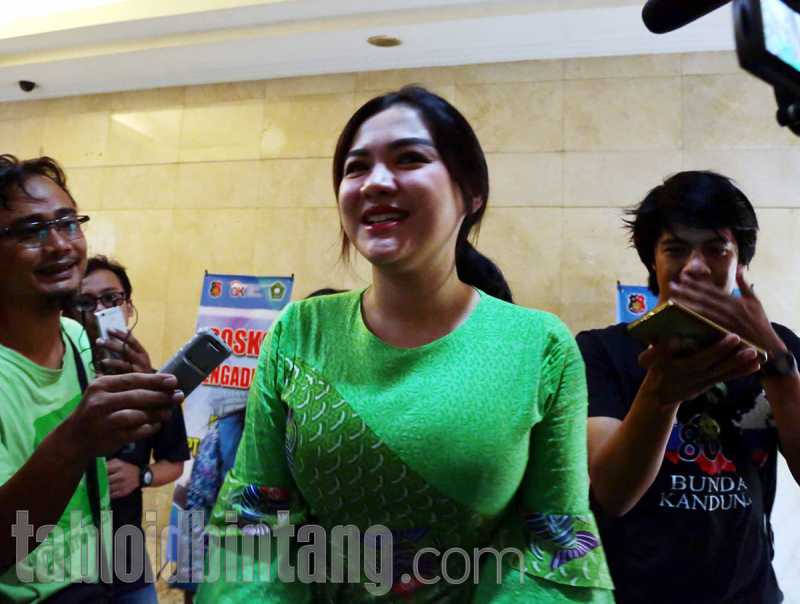 Cantik Memesona di Acara Ngunduh Mantu, Vicky Shu Kembali Tuai Pujian Cantik Memesona di Acara Ngunduh Mantu, Vicky Shu Kembali Tuai Pujian