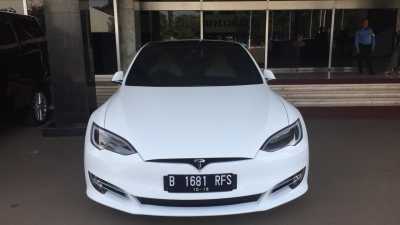 Tesla Model S 60D Bamsoet Mejeng di Gedung DPR