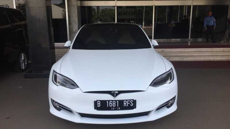 Tesla Model S 60D Bamsoet Mejeng di Gedung DPR 