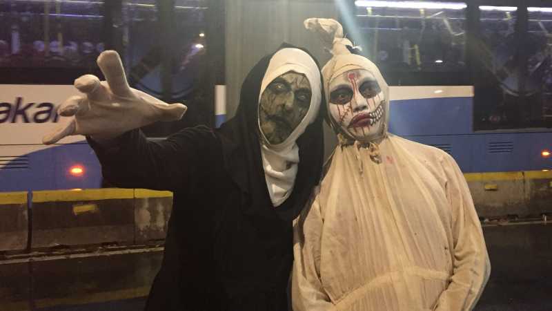 Pocong dan Valak Ramaikan Malam Tahun Baru di Monas Pocong dan Valak Ramaikan Malam Tahun Baru di Monas